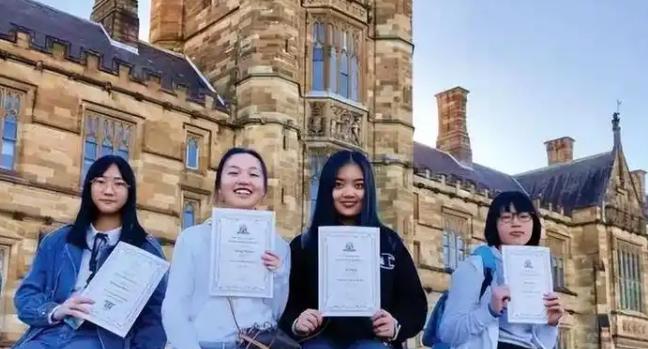 留学生的反华情绪为何越来越严重？因为好不容易和白人混在一起，结果发现白人不吃香了