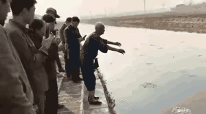 江湖失传已久的凌波微步
今天总算开眼看到了[黑线]