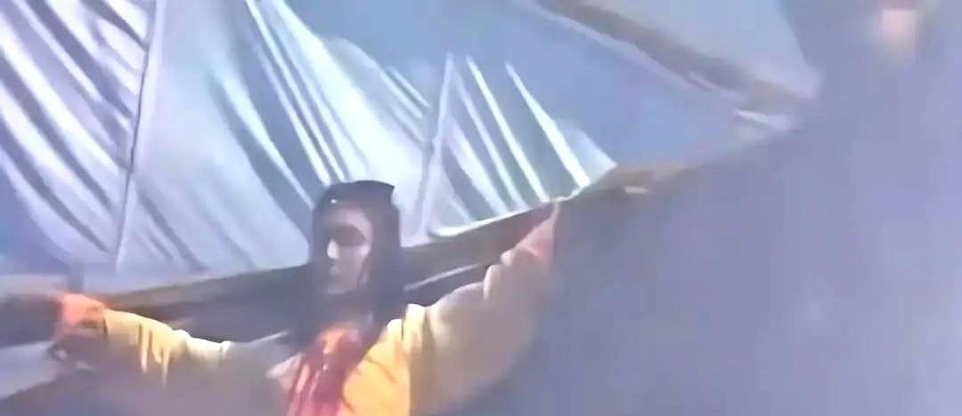 87版《红楼梦》里，林黛玉病榻那场戏，你知道怎么拍的吗？
李耀宗愣是给镜头套了三