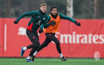 【出征佛罗伦萨】
米兰坐火车前往佛罗伦萨，除了圣地亚哥和停赛的托莫里全部前往，托