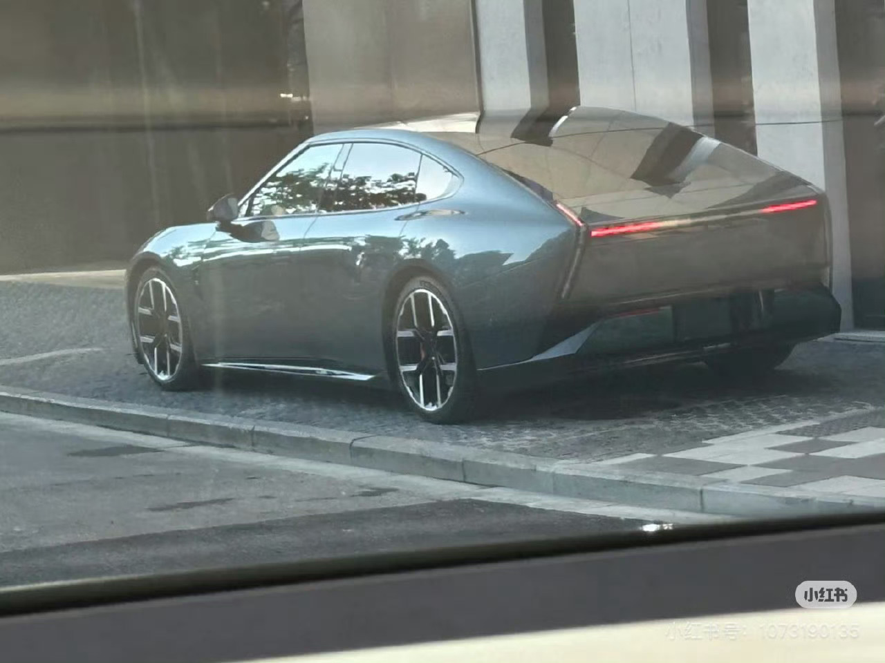 小鹏第三代设计语言的车型，P7 真容。 ​​​