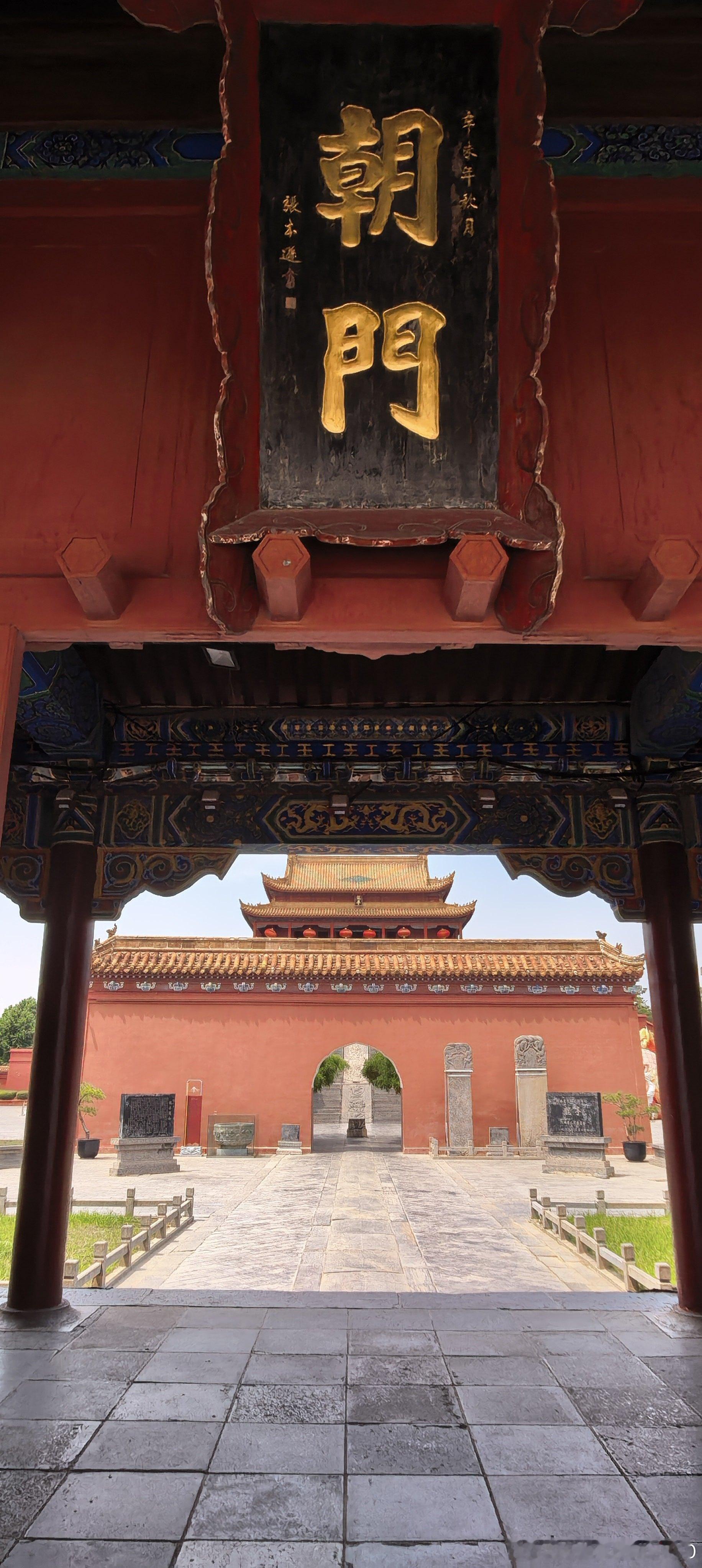 离开徐州，这座被折叠进江苏省的中原城市，一路向西偏北而行，四小时便抵达开封。这曾