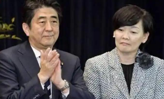 安倍怕是要气得从坟里爬出来。真的。他老婆安倍昭惠，在他走后，小日子过得那叫一个滋