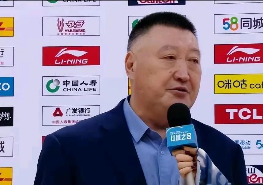 山西111-108战胜新疆！看看赛后杨学增与邱彪说了什么？新疆输球一方面，裁判帮