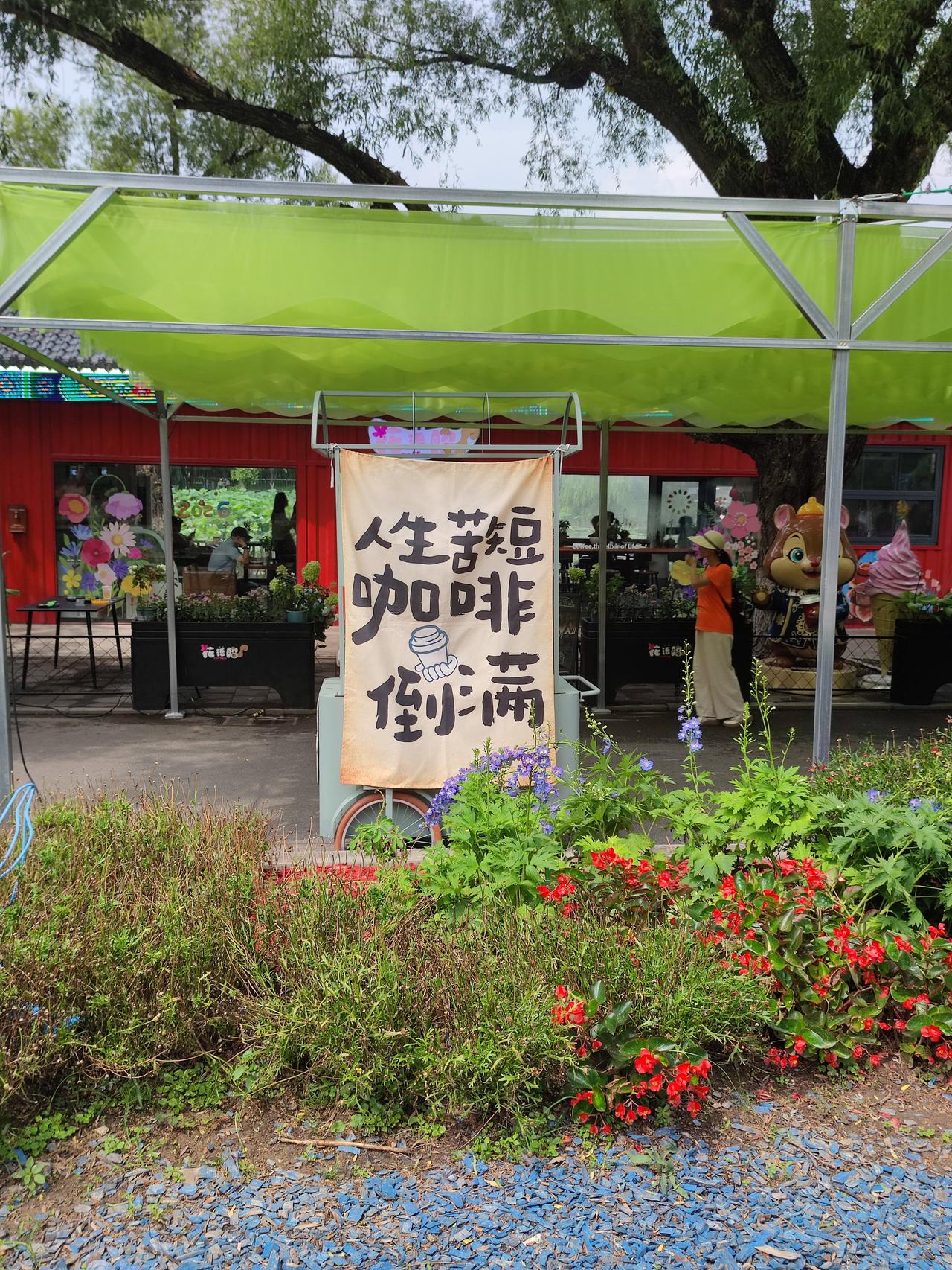 夏日美食丰高多彩，南北方风俗各有特色，喝上一碗绿豆汤，是传统的消夏解渴良方。