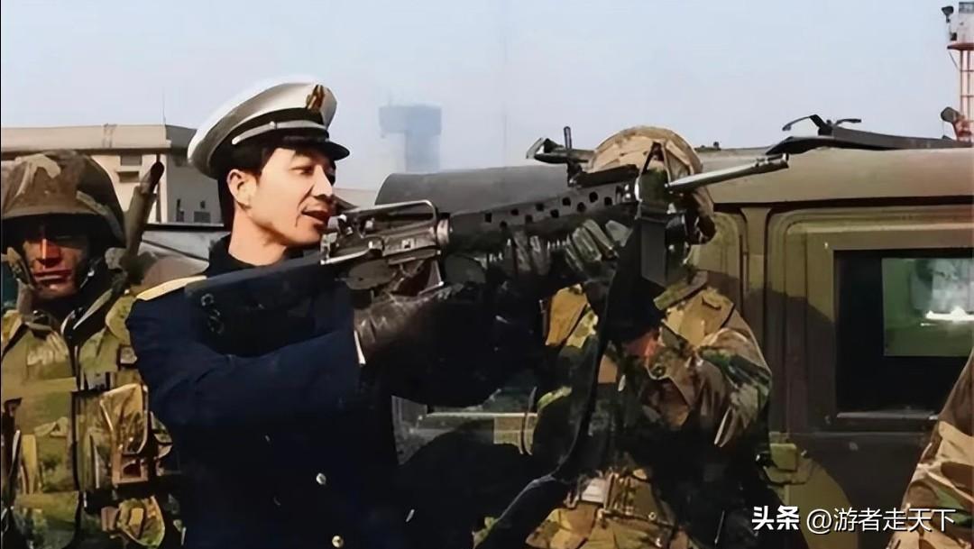 美国海军邦克山号巡洋舰在1995年访问青岛的时候，青年时期的张召忠将军在军舰上体
