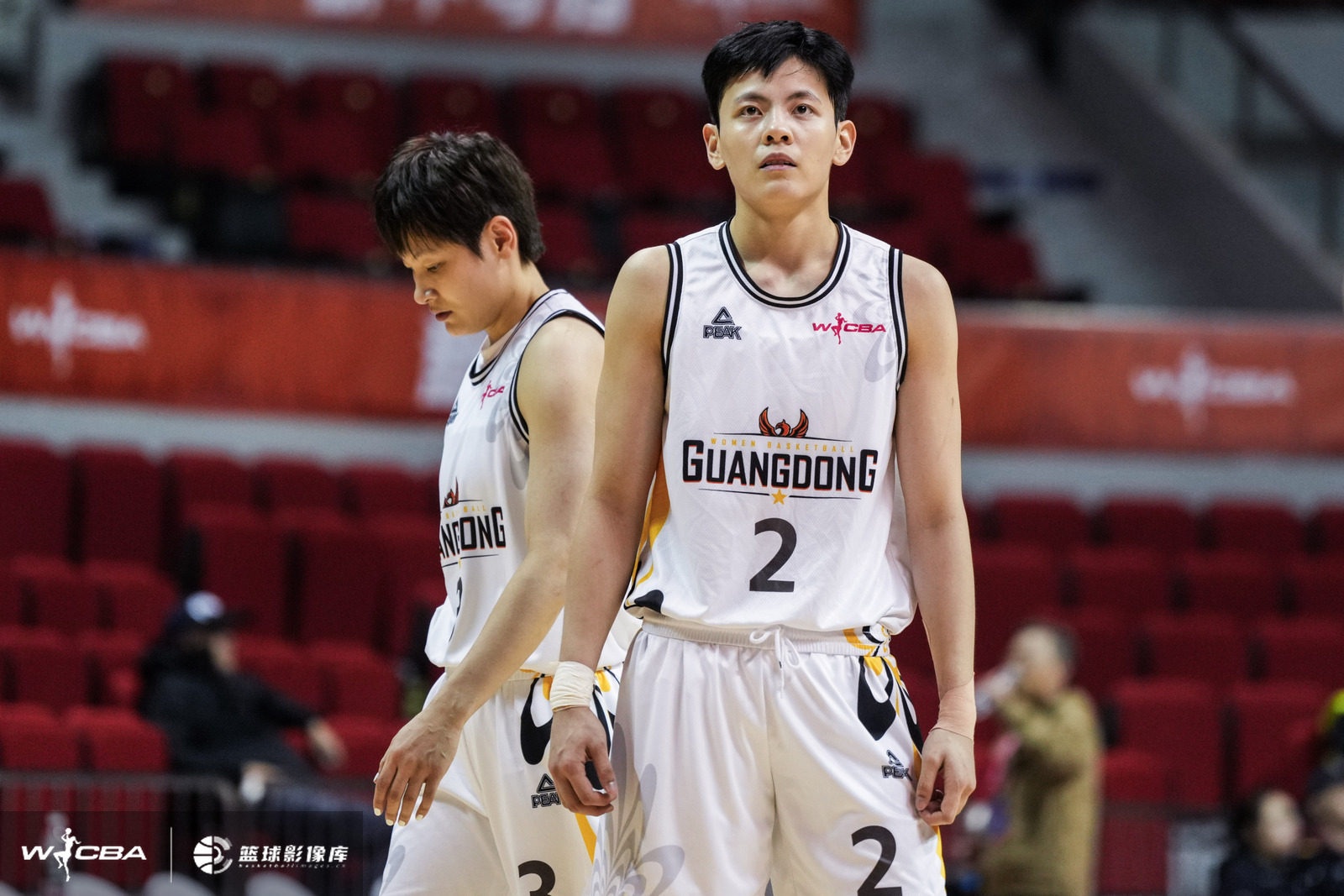 姐妹花齐划水！杨舒予&杨力维合计13中3仅拿到7分&6次失误