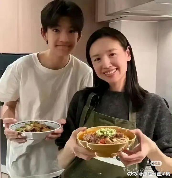 董洁因儿子青春期崩溃 妈妈永远要学习，如何放手，如何处理他只属于他自己，孩子大了