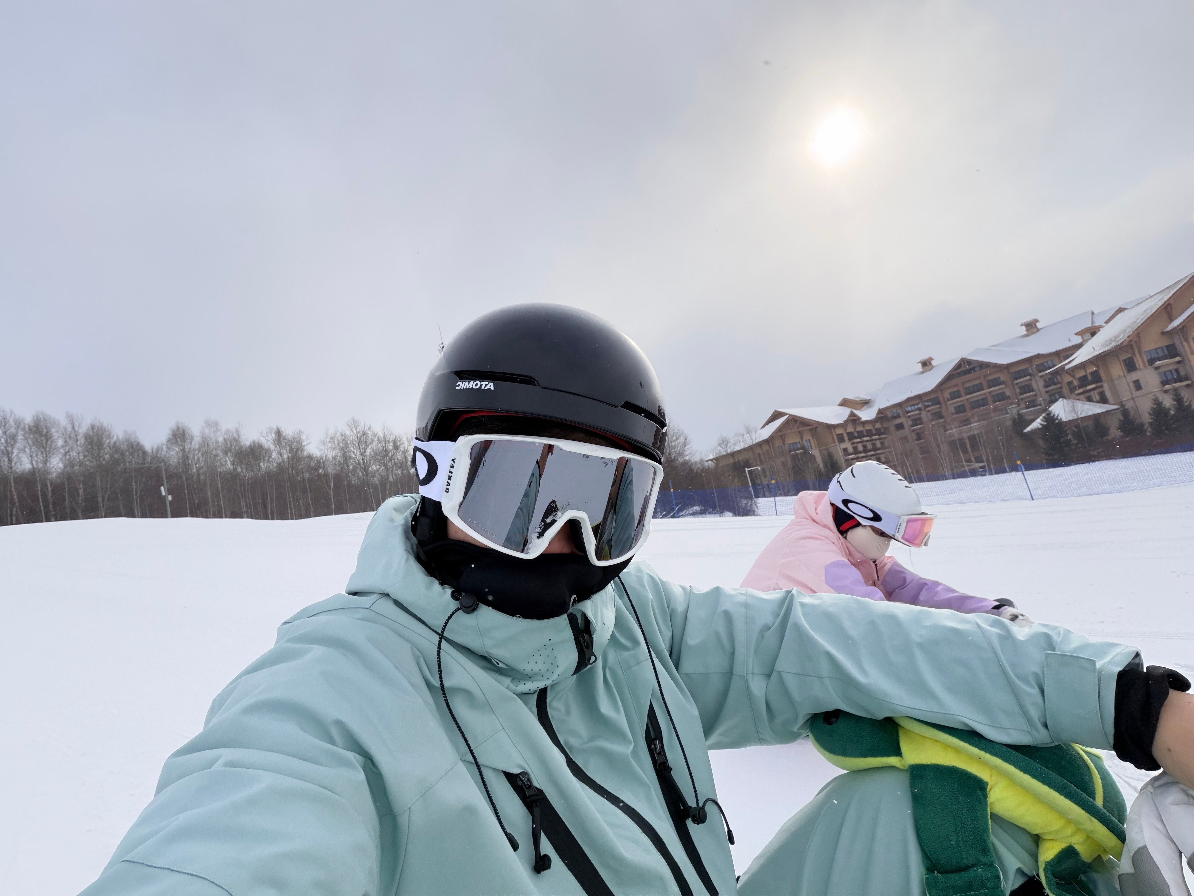 最后一天滑雪，结果是一路摔下去的一定是因为今天下雪，能见度太低，一定是这样的