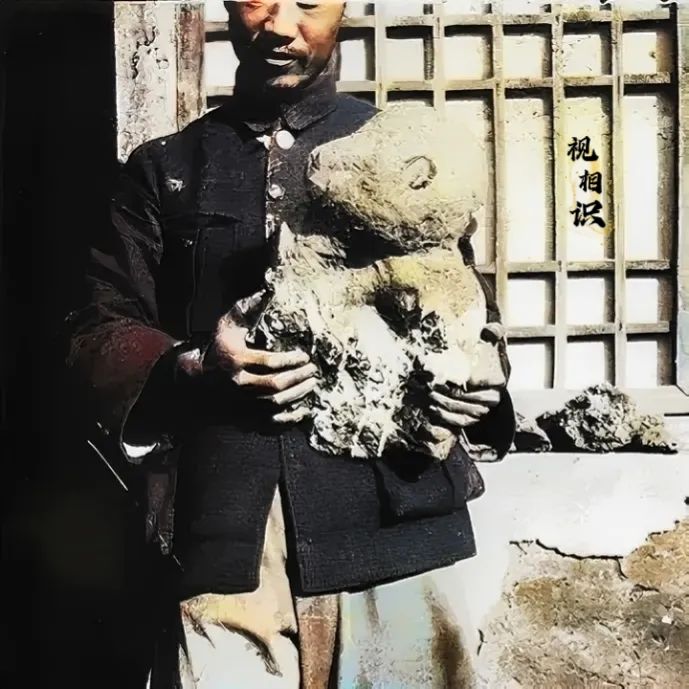 1929年，裴文中怀抱“北京人头盖骨”的历史瞬间，因为过于珍视，他将头骨小心翼翼...