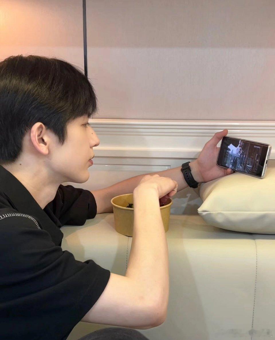 张凌赫这个颜值完全不挑角度的 ​​​