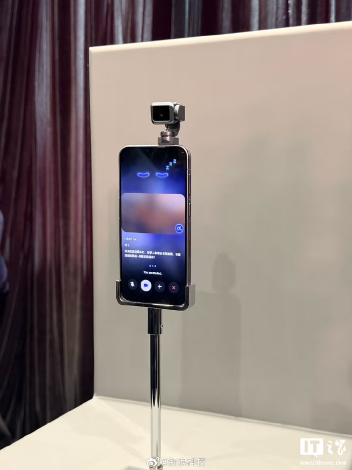 荣耀机器人手机具身智能加持【荣耀机器人手机现场上手：三轴云台亮眼，号称“具身智能
