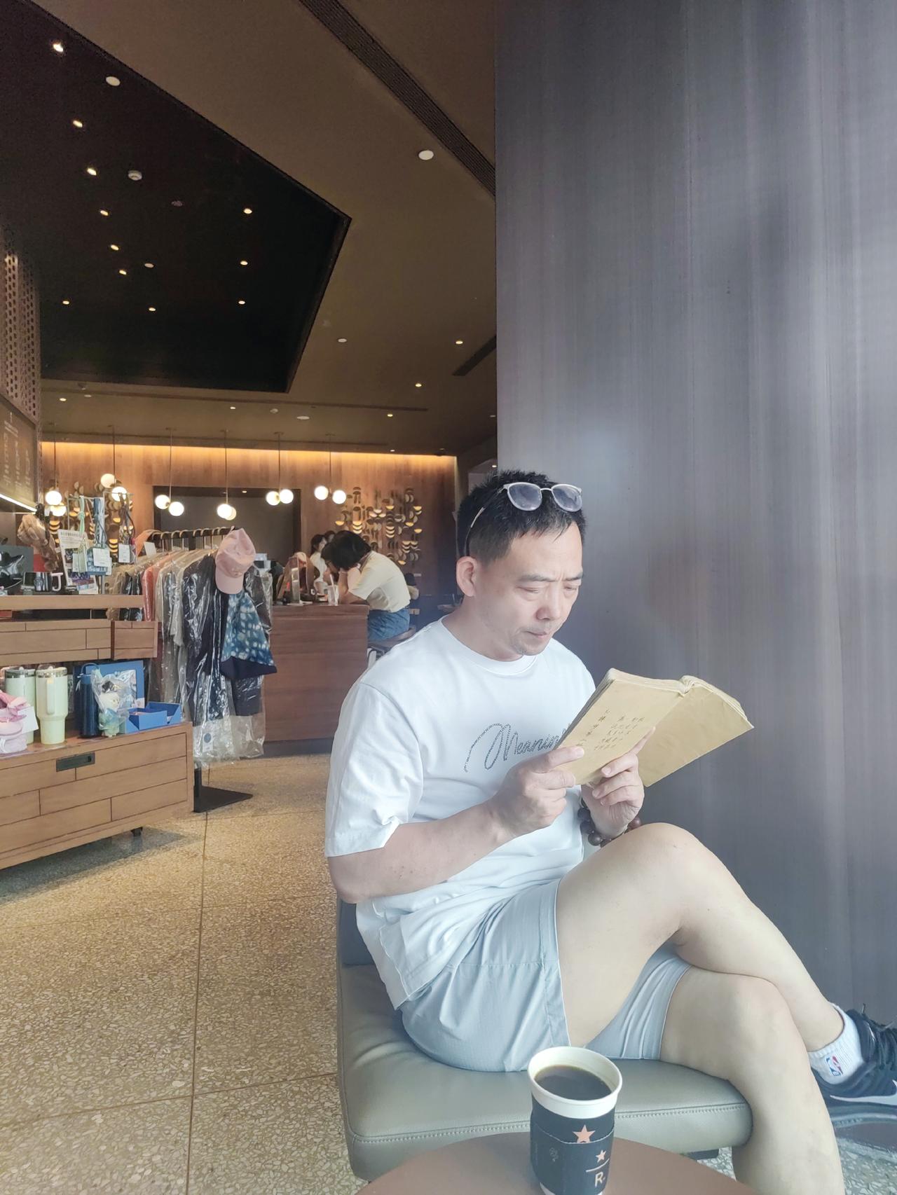 天津今天35℃，外面像下了火似的，热得呆不住，公园里虽然凉爽一些，但是周围蒸腾的