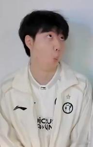 看出来Renard确实很享受iG现在的氛围，赛后胜利结算小视频实在太卖力气搞抽象