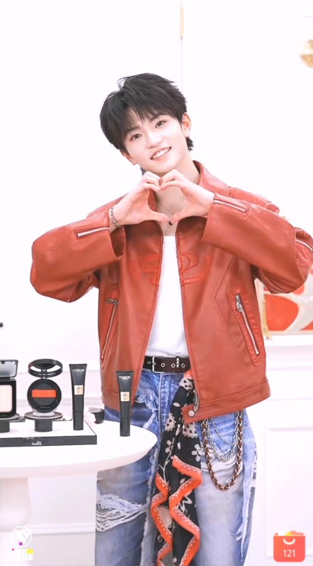 穆祉丞比心三连拍穆祉丞比心三连 穆祉丞直播点开就接收恩仔的比心三连！ 