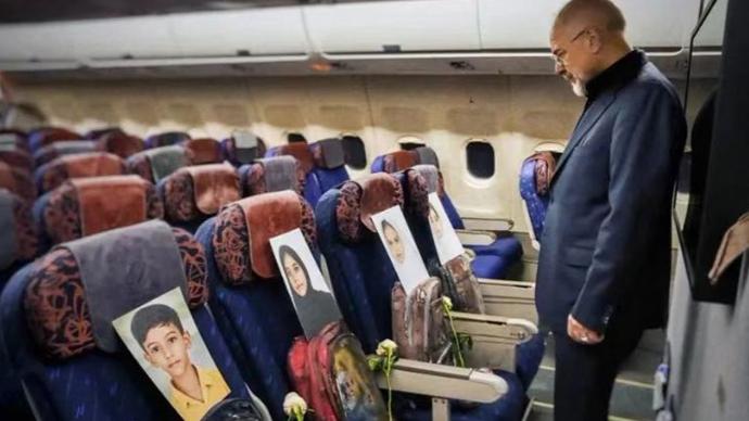 伊朗这招太绝了！赴谈判的飞机上啥也没带，每个座位都摆着美国袭击致死的儿童照片，没