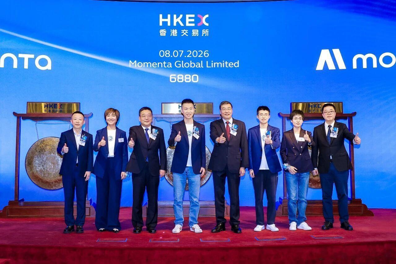突破100万套方案量产装车的同时，今天Momenta正式在港股IPO上市，Mom