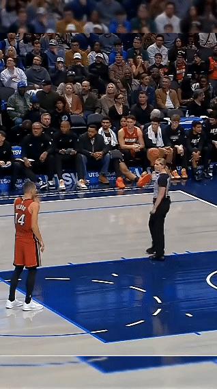 淡淡的忧伤……希罗罚球前不慎被打到小希罗😂热火vs独行侠