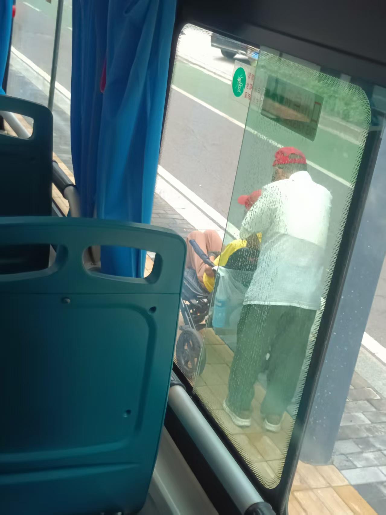 这个世界破破烂烂，总有人缝缝补补。
前两天下班后乘坐西安公交车，车上有件事让人备
