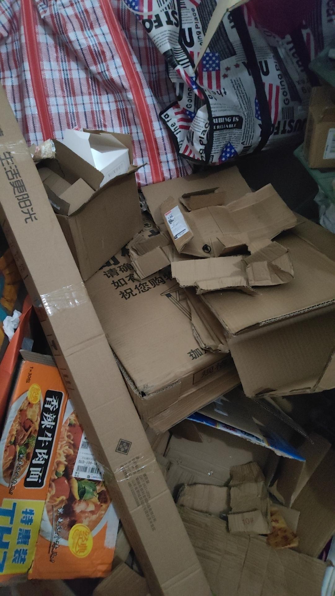 今天星期天，在屋里整理一下。
把收快递积攒的纸皮卖掉。
要不是那个捡垃圾的大胡子