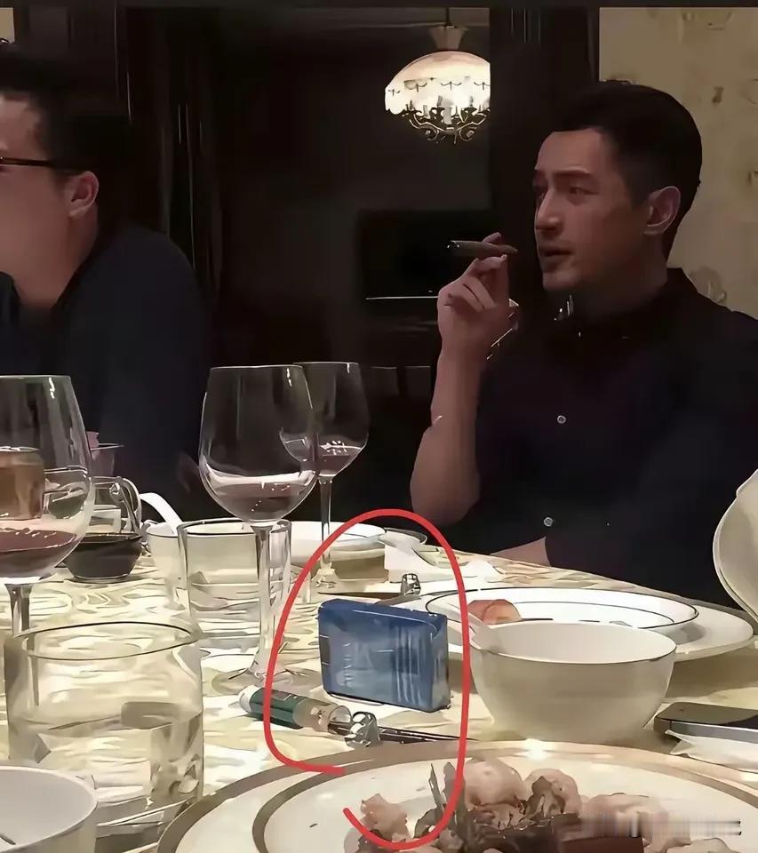 万万没有想到，男神现实中居然也抽烟，白瞎我看了十几年电视，现在才知道！