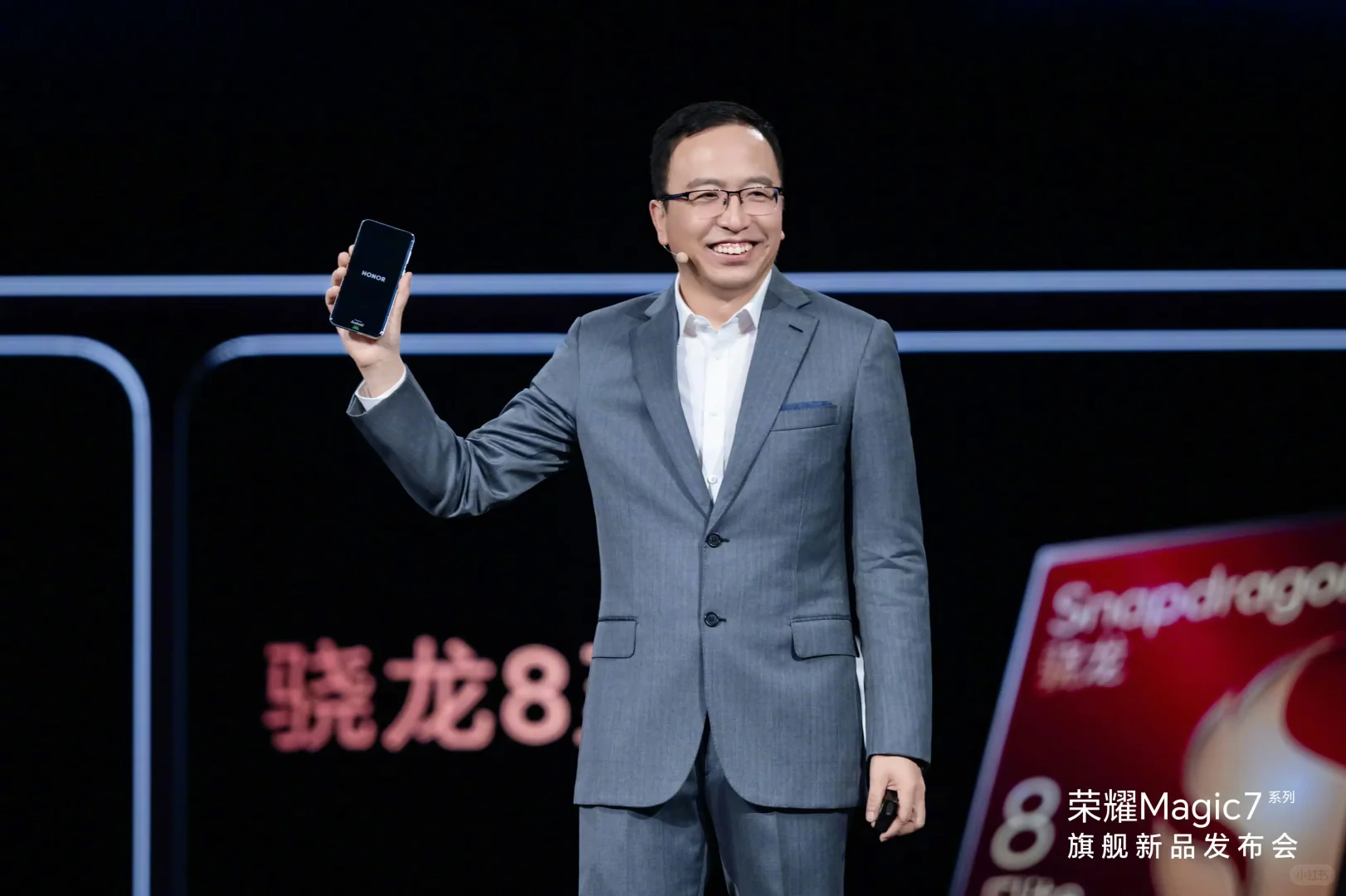 荣耀手机CEO赵明辞职，李健接任