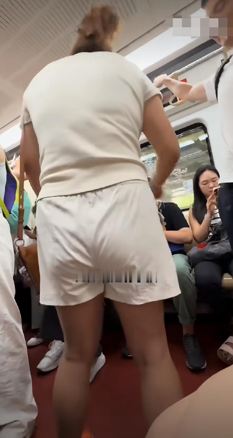 一女子因无人给其儿子让座，暗讽其他乘客“素质不如美国”，引发众怒。。。暖心让座 