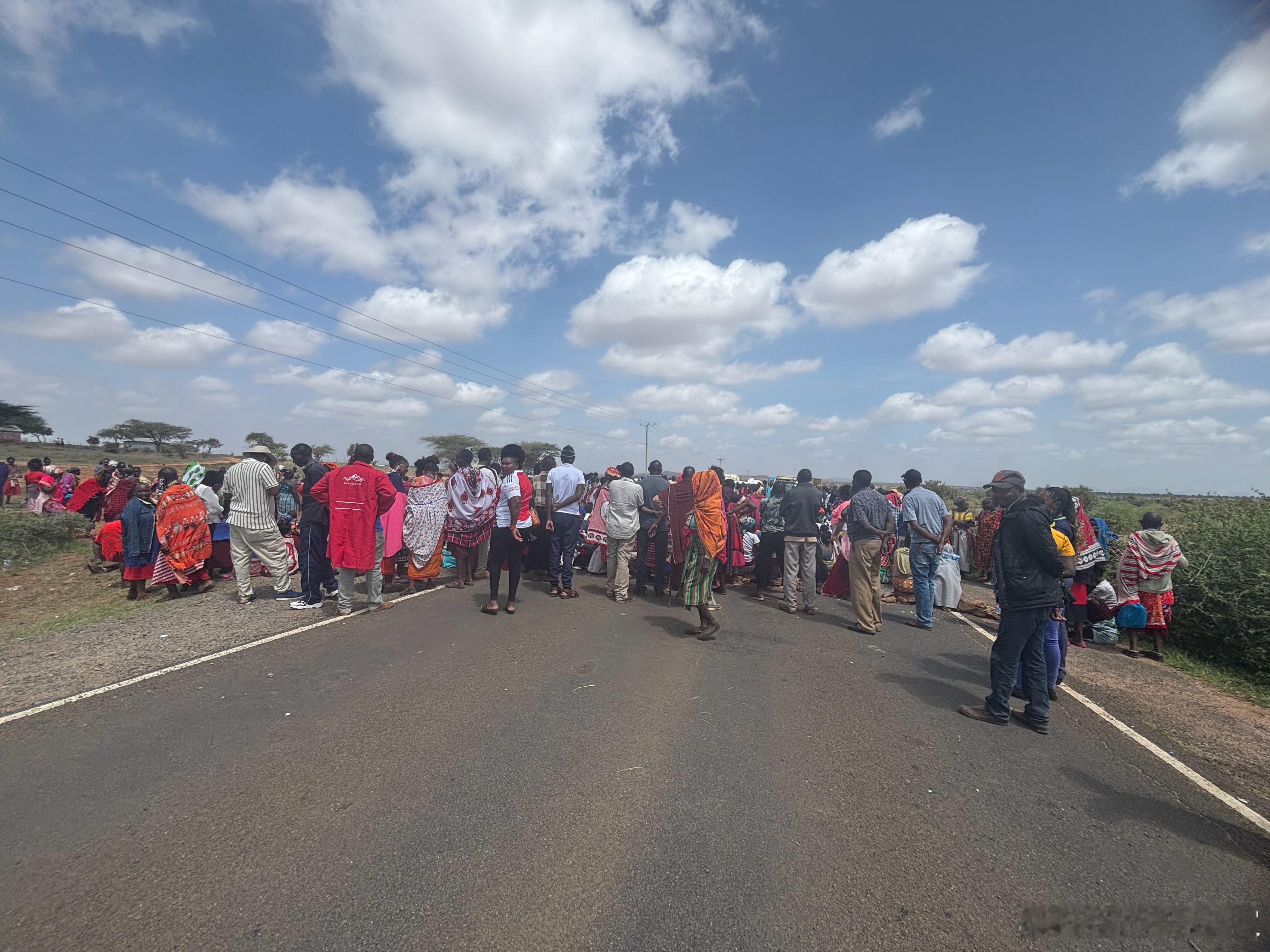 非洲看热闹历险记昨天，我跟四个朋友一起去安博塞利，今天中午，我们做小巴士回内罗毕