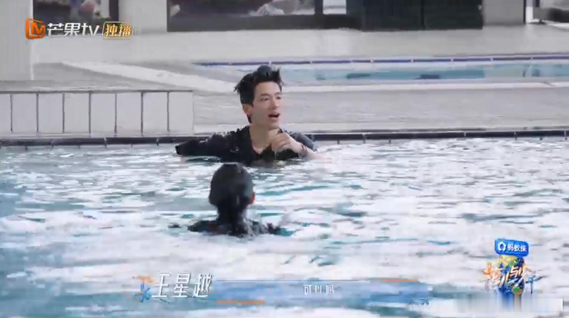 王星越跳水被水面狠狠拍了王星越跳水现场，纵身跳下之后入水翻车，身体重重撞击水面，