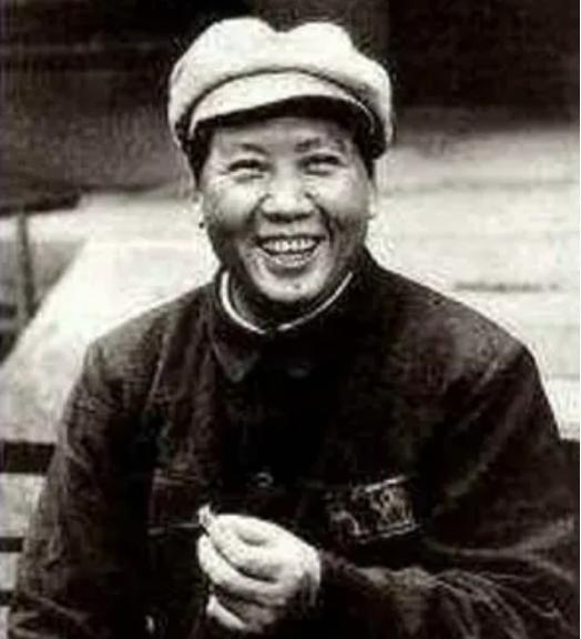 1927年，毛泽东被捕后，在押去处死路上，突然对一名团丁说：老哥，我腿疼，伤筋了