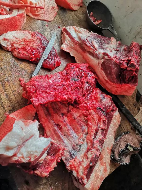 “腊月二十六，杀猪割年肉”，这可真是过年的重要习俗。小时候，一到腊月二十六，集市