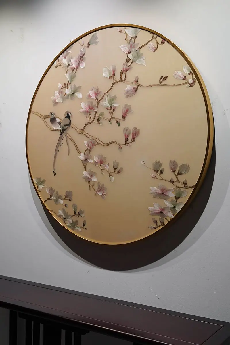 苏绣｜玉兰栖禽，藏着玉堂富贵与和美 这幅苏绣里，藏着中式里最温柔的祝福...