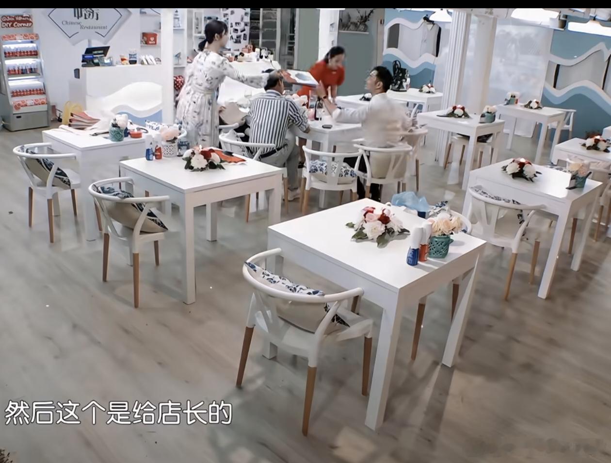 林大厨还留着杨紫送的纪念册 林大厨在新一季节目里提到杨紫送的礼物，这份跨越多年的