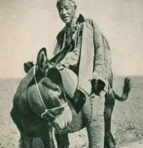1945年，200多个鬼子突然包围了乐亭县的井家坨村，可是当鬼子见到了传说中的“