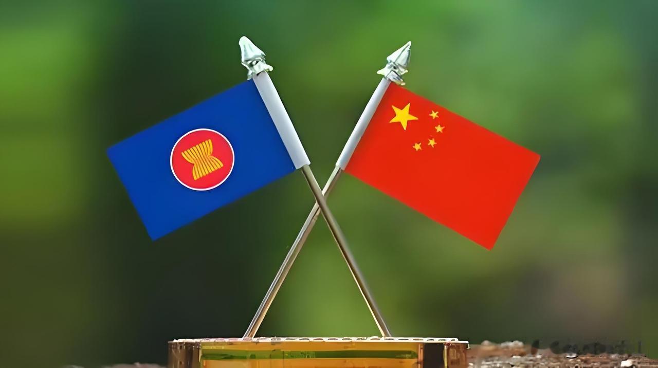 全球贸易“风暴”中，亚细安与中国亮出“稳定锚”！10月28日，双方签署自贸协定升