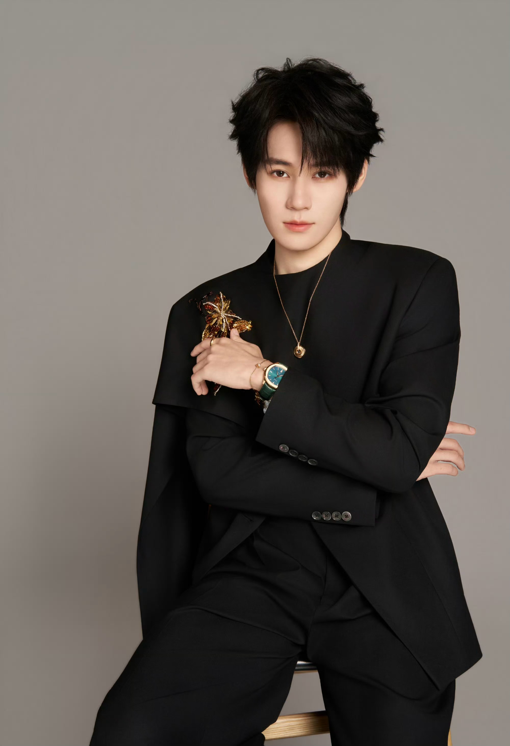 张真源 in PIAGET⌚️💎✨ 中式珠片刺绣套装，搭配伯爵珠宝及腕表，俊逸