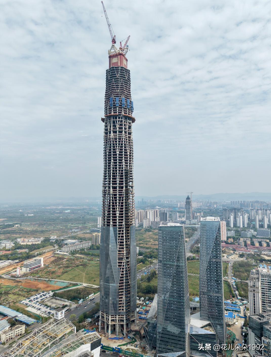 成都468超级高塔，每次都是周边新盘开工就假巴意思动一下[捂脸]