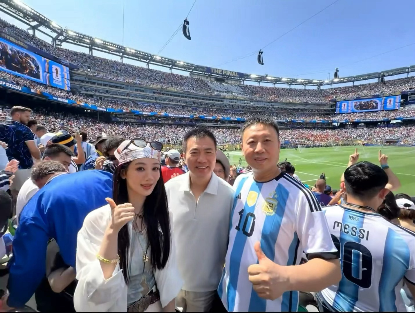 杨紫观战世界杯决赛世界杯 杨紫和紫爸一起去看了世界杯决赛，还跟黄健翔合照了～新造