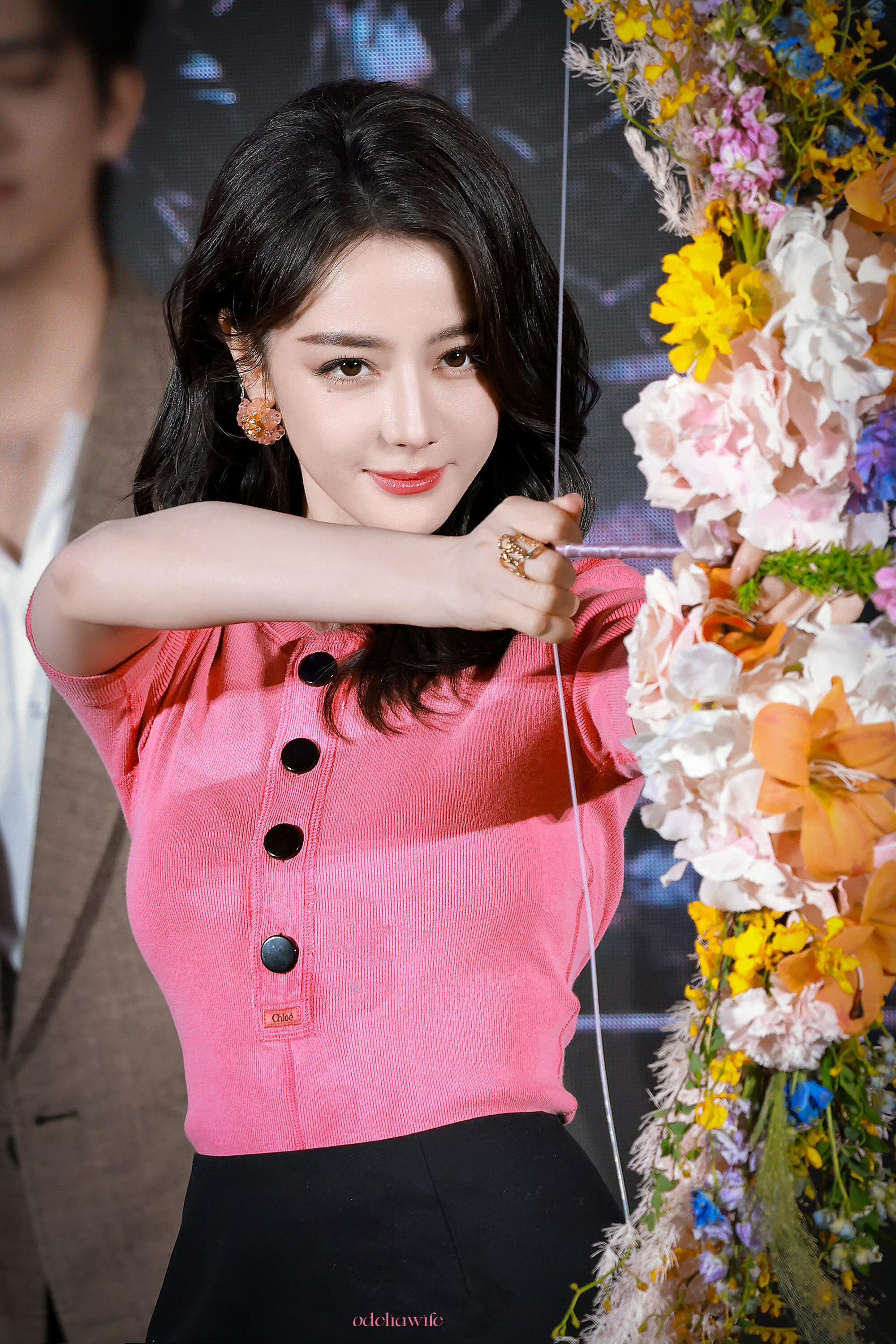 迪丽热巴提灯来啦热巴提灯来啦！《白日追剧团》现场秒变大型圈粉现场～姐姐一身皮裙s