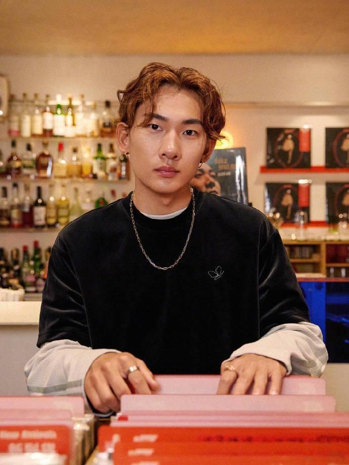 苏翊鸣与金墩墩的热爱接力 我们确实该改变“体育生文化课差”的刻板印象了。苏翊鸣是