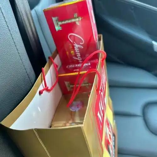 去年借了5万块钱给闺蜜，今天她过来还钱，没给利息，但拿了烟和酒来。大家说我要收吗