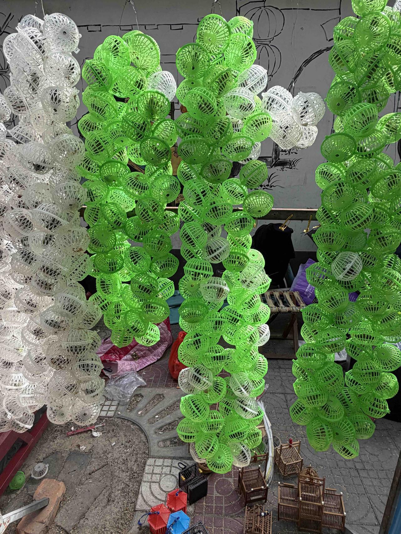 春四月，蝈蝈叫！
今天下午，我逛西安档子，在西仓西巷，看到有三家卖蝈蝈的摊点。