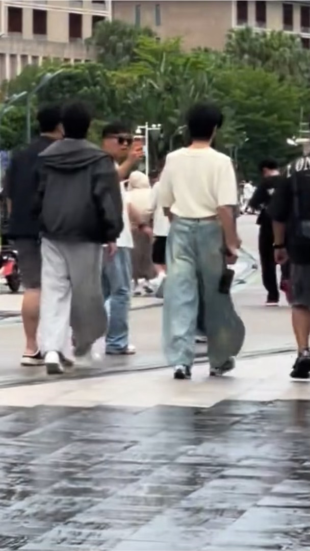 走路带风 