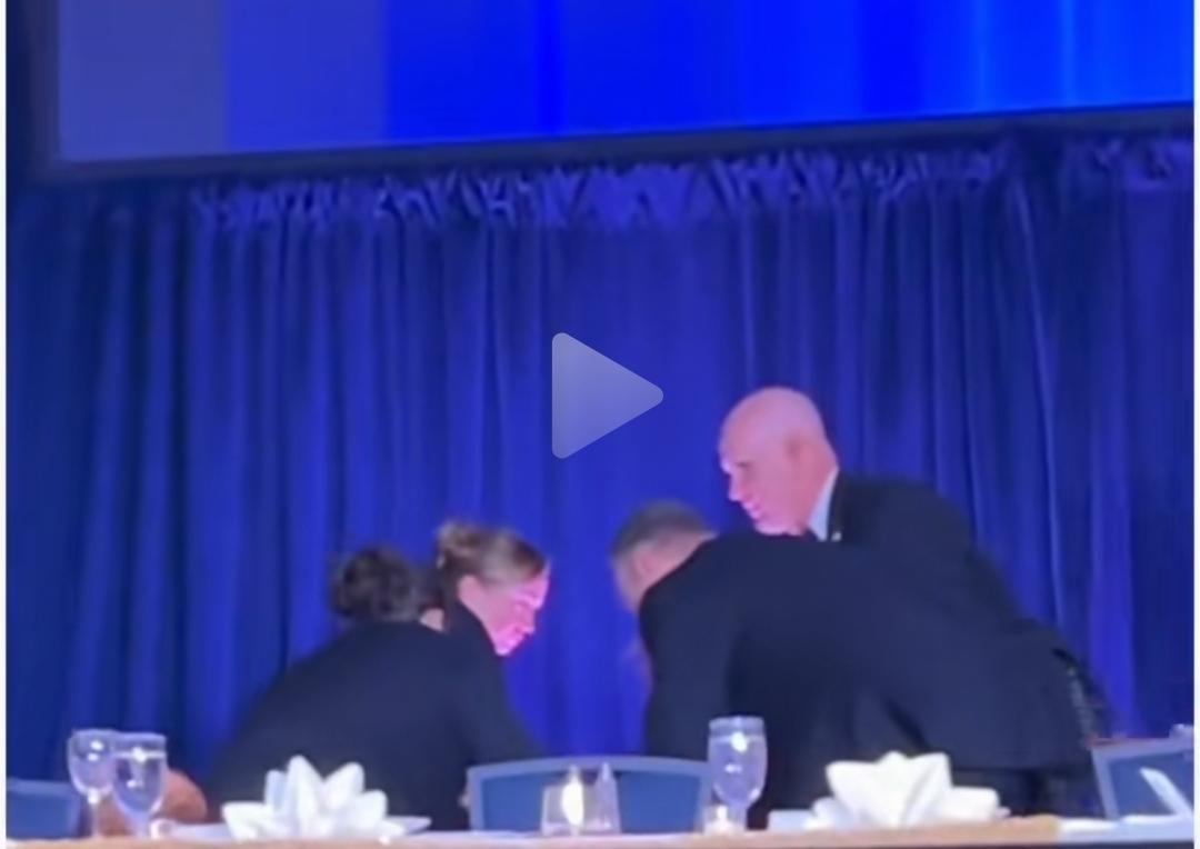 特朗普出大丑了。当地时间25日（北京时间今天上午10点左右），在白宫记者协会晚宴