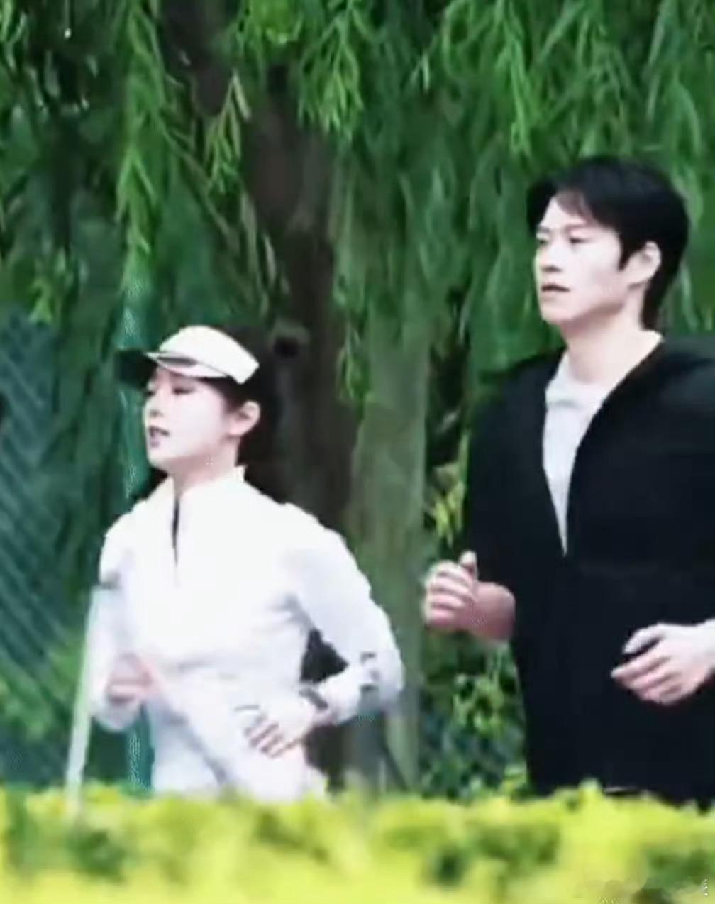 赵今麦魏大勋新剧牵手散步路透，氛围感拉满。他们都是认真打磨演技的演员，这次合作真