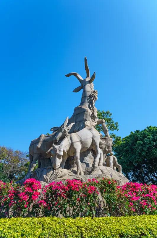 我最喜欢广州的越秀公园，免费开放，园内有五羊雕塑，还有娇艳的花朵，能让人吃喝玩乐