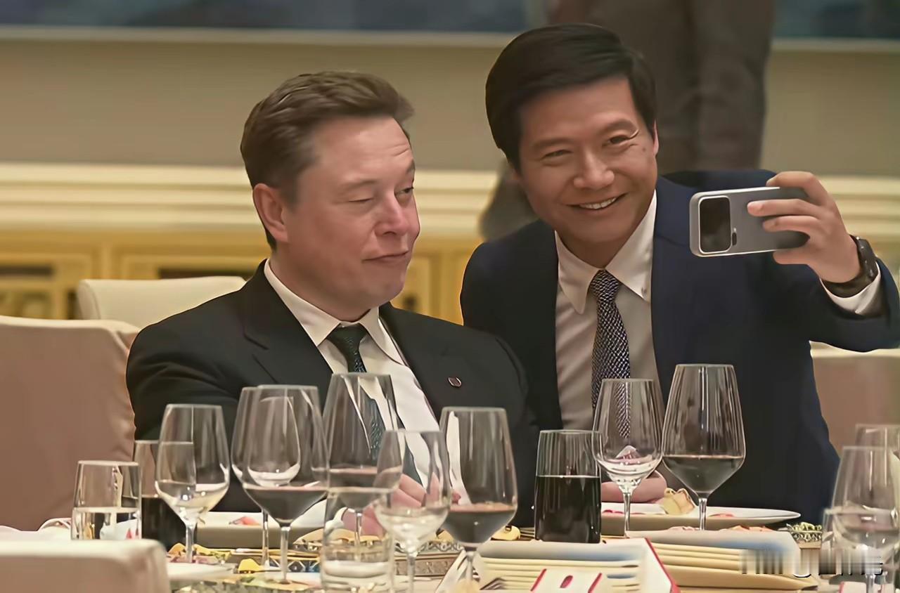 马斯克在哪都是C位啊，如今已经成为全美的首富，即便国产首富与他碰面也主动互动，马