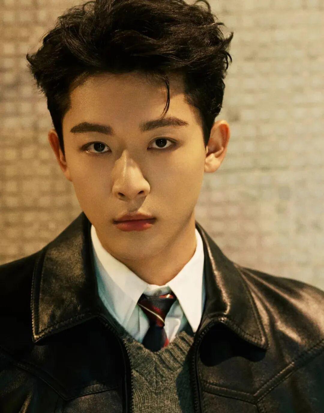 张晚意最近一番话，

戳中了不少人的心窝子。

他聊起父母生他时年纪偏大，

自