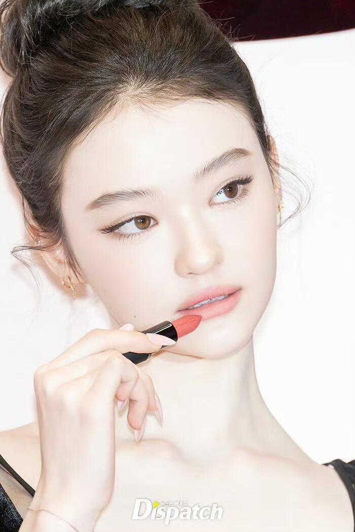 Ella长得太漂亮了 而且不是那种无聊的美 特别有星味的一张脸…..迪士尼应该找