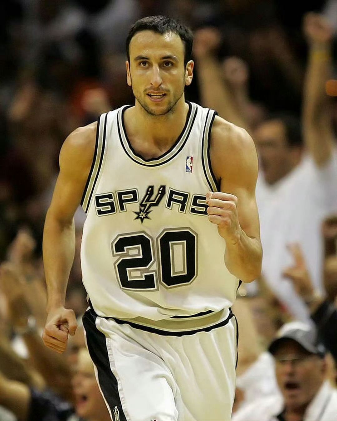 吉诺比利：“我爱这支马刺队！比赛看得让人热血沸腾！技术、执行力、强度全部拉满. 